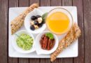 10 high-protein breakfasts under 500 calories featuring Greek yogurt bowls, egg scrambles, overnight oats, protein pancakes, smoothies, and healthy weight-loss breakfast ideas.