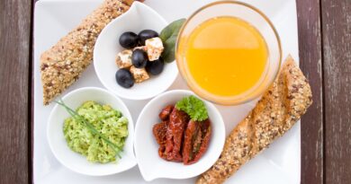 10 high-protein breakfasts under 500 calories featuring Greek yogurt bowls, egg scrambles, overnight oats, protein pancakes, smoothies, and healthy weight-loss breakfast ideas.