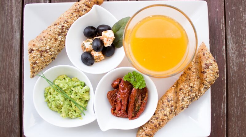 10 high-protein breakfasts under 500 calories featuring Greek yogurt bowls, egg scrambles, overnight oats, protein pancakes, smoothies, and healthy weight-loss breakfast ideas.